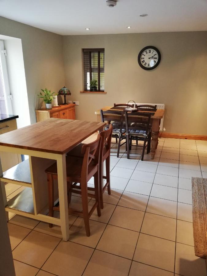 6 Beili Priory Apartment Abergavenny ภายนอก รูปภาพ